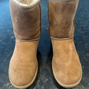 UGG®
Women's Classic II Short Boots